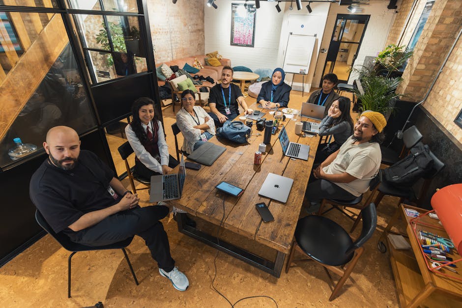 Équipe diverse collaborant avec des appareils numériques