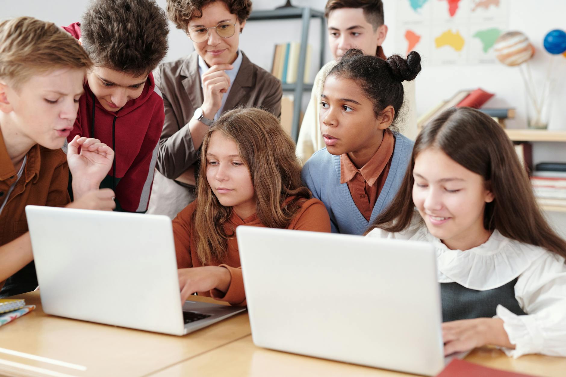 Élèves collaborant sur un projet dans une salle de classe