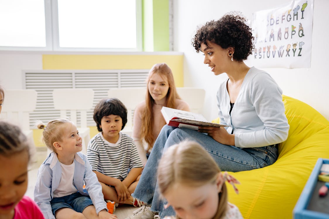 Élèves dans une salle de classe levant la main