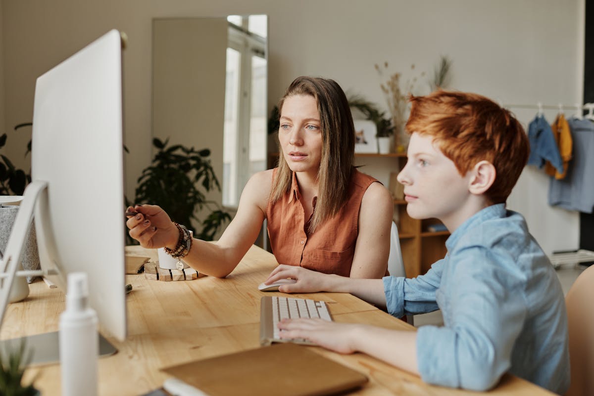 Adolescents utilisant leur smartphone dans un cadre scolaire