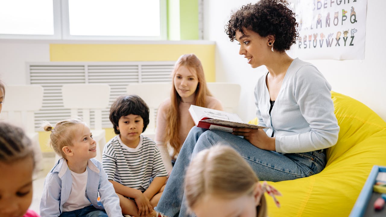 Parents et enfants devant une école lors de la rentrée