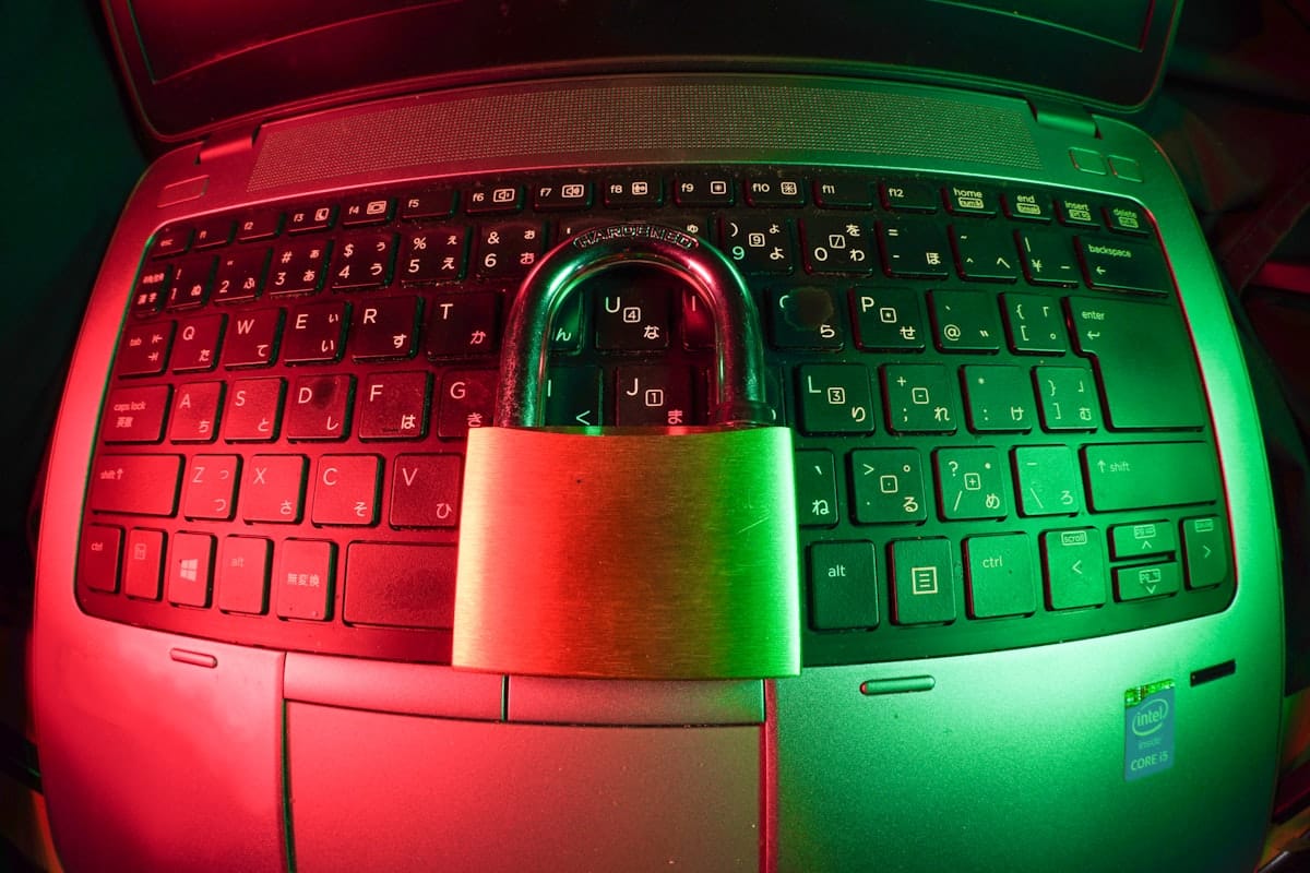 Cadenas pose sur un clavier d'ordinateur symbolisant la protection des donnees